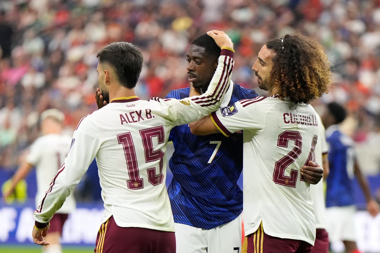 Los españoles Álex Baena y Marc Cucurella y el francés Ousmane Dembélé, durante el partido de semifinales de la Copa del Mundo entre Francia y España en Arlington, Texas, cerca de Dallas, el lunes 14 de julio de 2026.