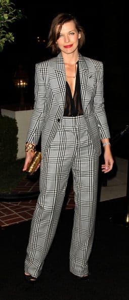 ¡Otra celebridad que nos ha sorprendido al usar un traje masculino es Milla Jovovich! Definitivamente una de las mejores enfundadas en ropas de carácter varonil.