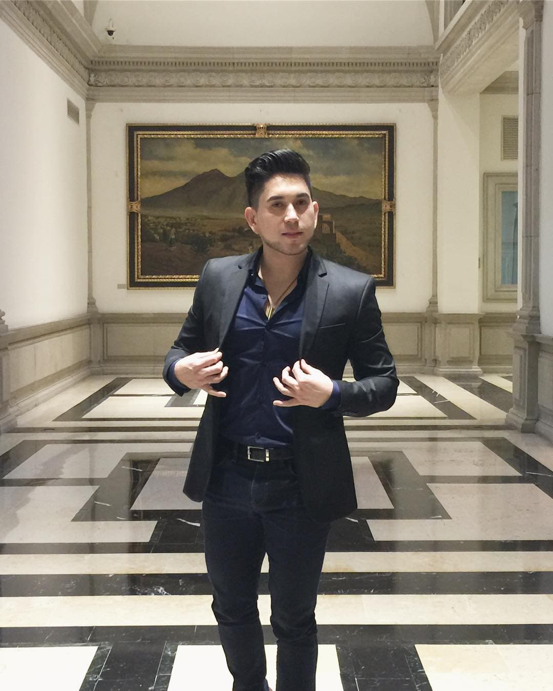 Y cuando porta un traje lo hace a la talla y completamente ajustado.