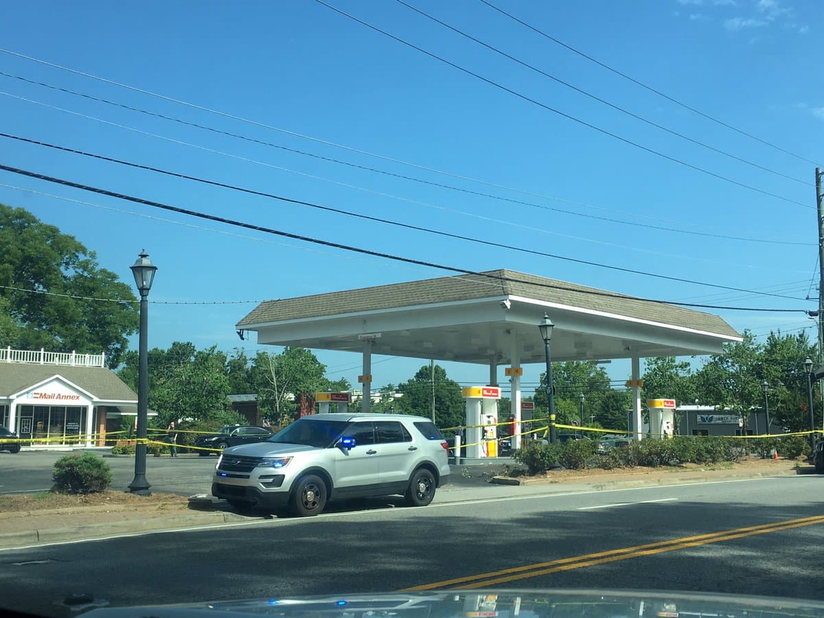 Un hombre resultó herido de bala y un policía terminó herido luego de un tiroteo registrado la mañana de este martes al norte del área metropolitana de Atlanta. El incidente se registró cerca de las 8:30 am en una gasolinera ubicada sobre Atlanta Street, reportó CBS46, socio editorial de Noticias 34 Atlanta.