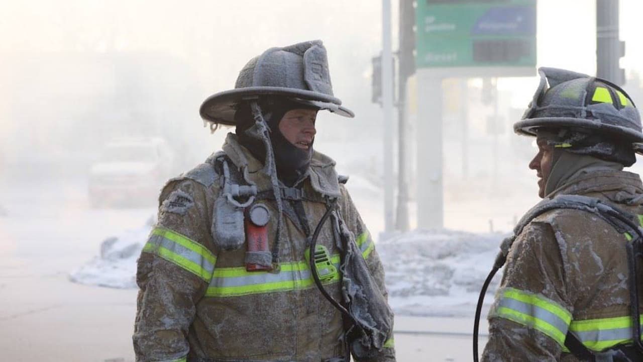 Del departamento de bomberos de Waukegan, Todd Zupec dijo que “El clima complicó la situación. (…) Ciertamente el viento y el frío extremo complicó la labor de los bomberos, no solo quedaron destruidos los departamentos, también varios negocios…”