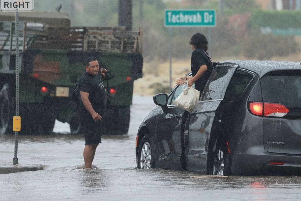Las inundaciones en Palm Springs llevaron a algunos a sacar lo más importante de su auto para seguir caminando en busca de ayuda.