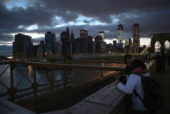 Cuentan que éstos tomaron cariño a la mujer, por lo que no es de extrañar que, al parecer, fuera ella la primera en cruzar el puente de piedra caliza, granito y cemento y que aún hoy haya una placa en el puente en la que los obreros le dedican la obra.