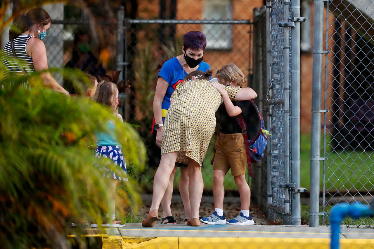 A excepción, de Miami-Dade Broward y Palm Beach, todos los condados de Florida debían reabrir sus escuelas el 31 de agosto, según una orden emitida por el secretario de educación del estado, Richard Corcoran. 
<br>