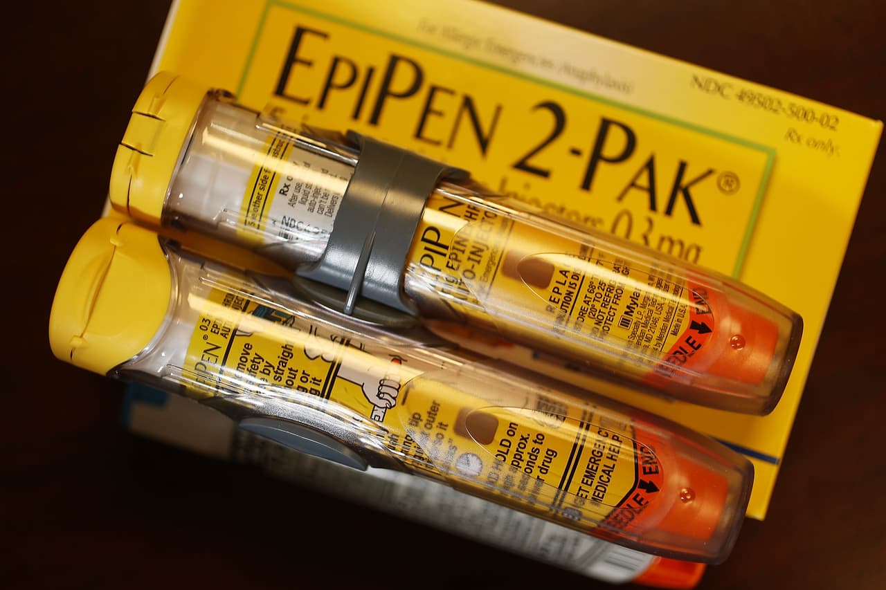 Qué es el EpiPen y por qué indigna el súbito aumento de más de 400% en su precio