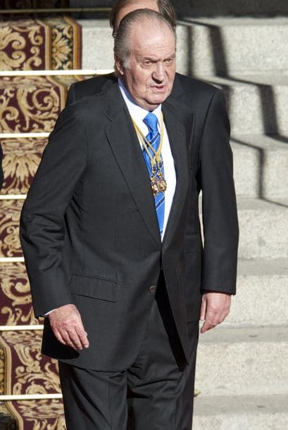 JUAN CARLOS I- Datos dados a conocer recientemente revelaron que el Rey Juan Carlos I tiene un sueldo anual de , 140,519 (más de $179,864). Pero eso no es todo ya que por gastos de representación recibe adicionales , 152,233 (cerca de $194,858).