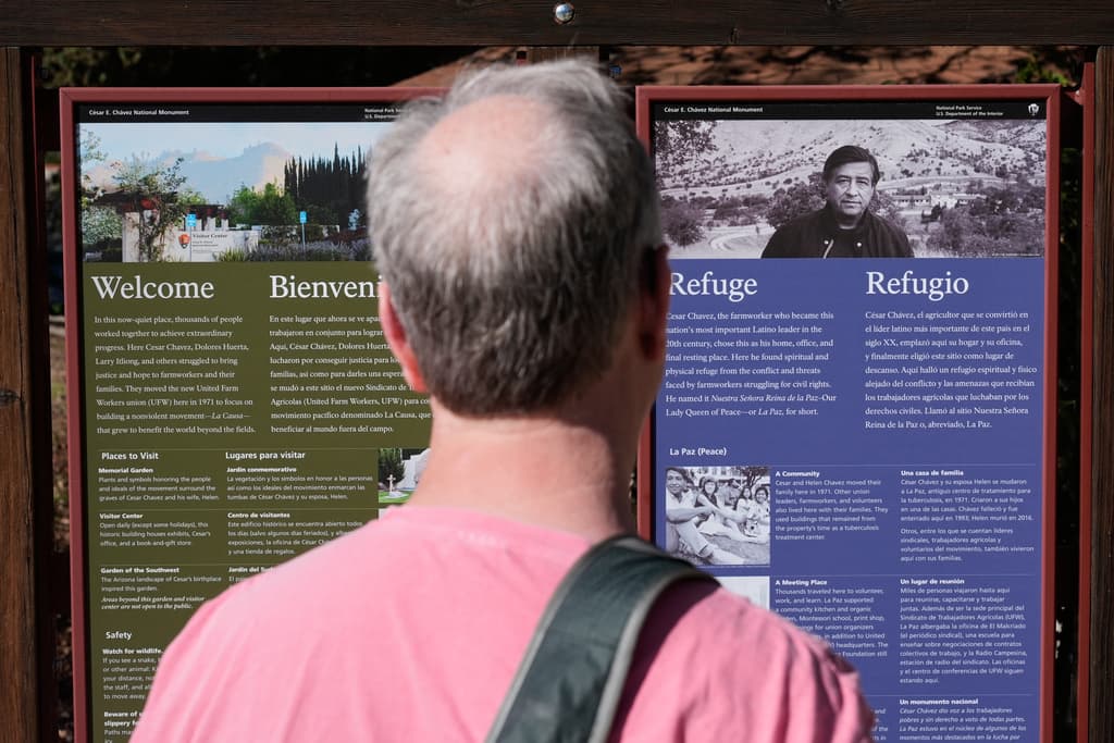 Un hombre visita el Monumento Nacional César E. Chávez en Keene, California, el jueves 19 de marzo de 2026.