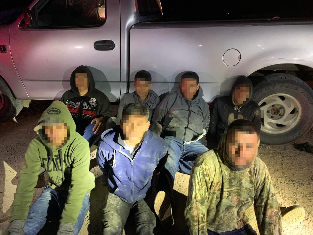 Los agentes arrestaron al conductor y a siete migrantes, todos ciudadanos mexicanos.