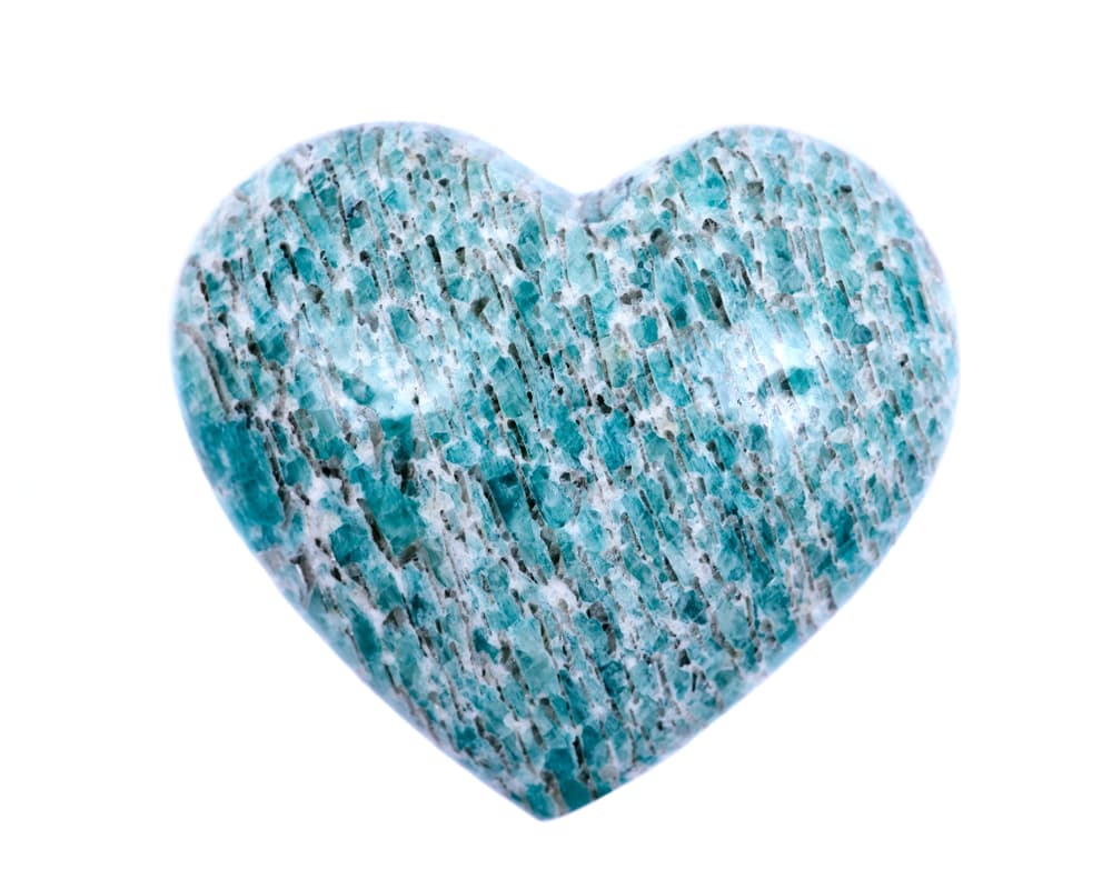 La amazonita consigue conectar cuerpo y alma de tal manera que te brindará una tranquilidad muy relajante, llevándote a conseguir paz y serenidad. Así que estás rodeado de un ambiente muy conflictivo y pesado, la piedra es capaz de restaurar el orden y control emocional en tu entorno.