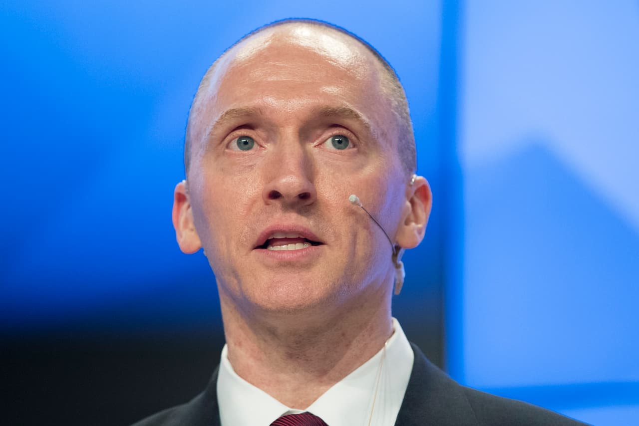 <b>Carter Page</b>. Fue nombrado asesor de la campaña de Trump en marzo de 2016 y trabajó en ella hasta su renuncia en septiembre. Está bajo investigación porque tiene profundos lazos con Rusia. Vivió 
<b><a href="http://www.bloomberg.com/research/stocks/private/person.asp?personId=58104250&privcapId=58104064&previousCapId=58104064&previousTitle=Global%20Energy%20Capital%20LLC" target="_blank">al menos tres años en Moscú</a></b> y fue el encargado de abrir la oficina de la compañía de inversiones Merrill Lynch en la capital rusa. El 7 de julio de 2016, en plena campaña en EEUU, 
<b>viajó a Moscú a dar una charla en la que criticó las sanciones que Obama impuso a Rusia</b> luego del conflicto en Ucrania. 
<b><a href="https://www.washingtonpost.com/world/national-security/fbi-has-questioned-trump-campaign-adviser-carter-page-at-length-in-russia-probe/2017/06/26/1a271dcc-5aa5-11e7-a9f6-7c3296387341_story.html?utm_term=.8f38b4669fb9" target="_blank">Fue interrogado en marzo</a></b> por el FBI por sus presuntos contactos con funcionarios rusos en plena campaña presidencial.