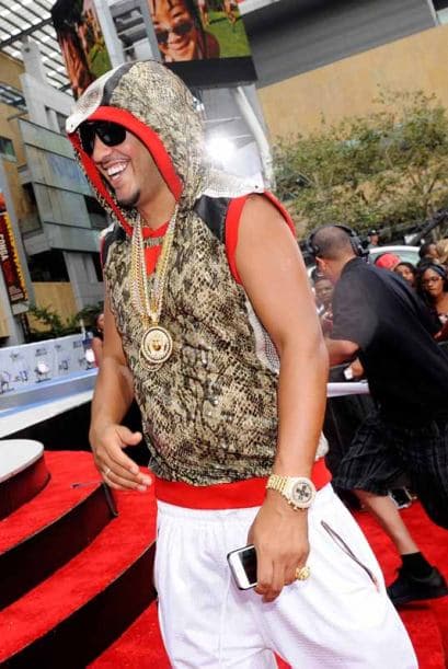 El estilo de este chico es inconfundible y llamativo como los de todos los cantantes de su género. Para algunas resulta escandaloso, mientras otras lo consideran sexy. Te mostramos algunos de sus outfit ¿Saldrías con un chico con esta pinta?