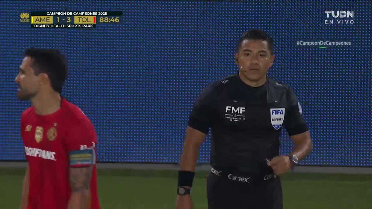 ¡Expulsión! El árbitro saca la roja directa a Igor Lichnovsky.