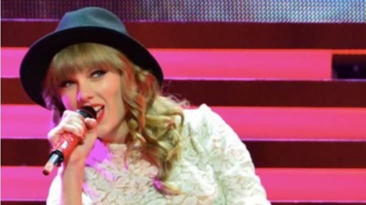 Taylor Swift fue víctima de un accidente laboral, pues la cantante de 28 años se golpeó la dentadura con el micrófono mientras interpretaba la canción 'I knew You Were Trouble', durante un concierto en Pittsburgh, en 2013.