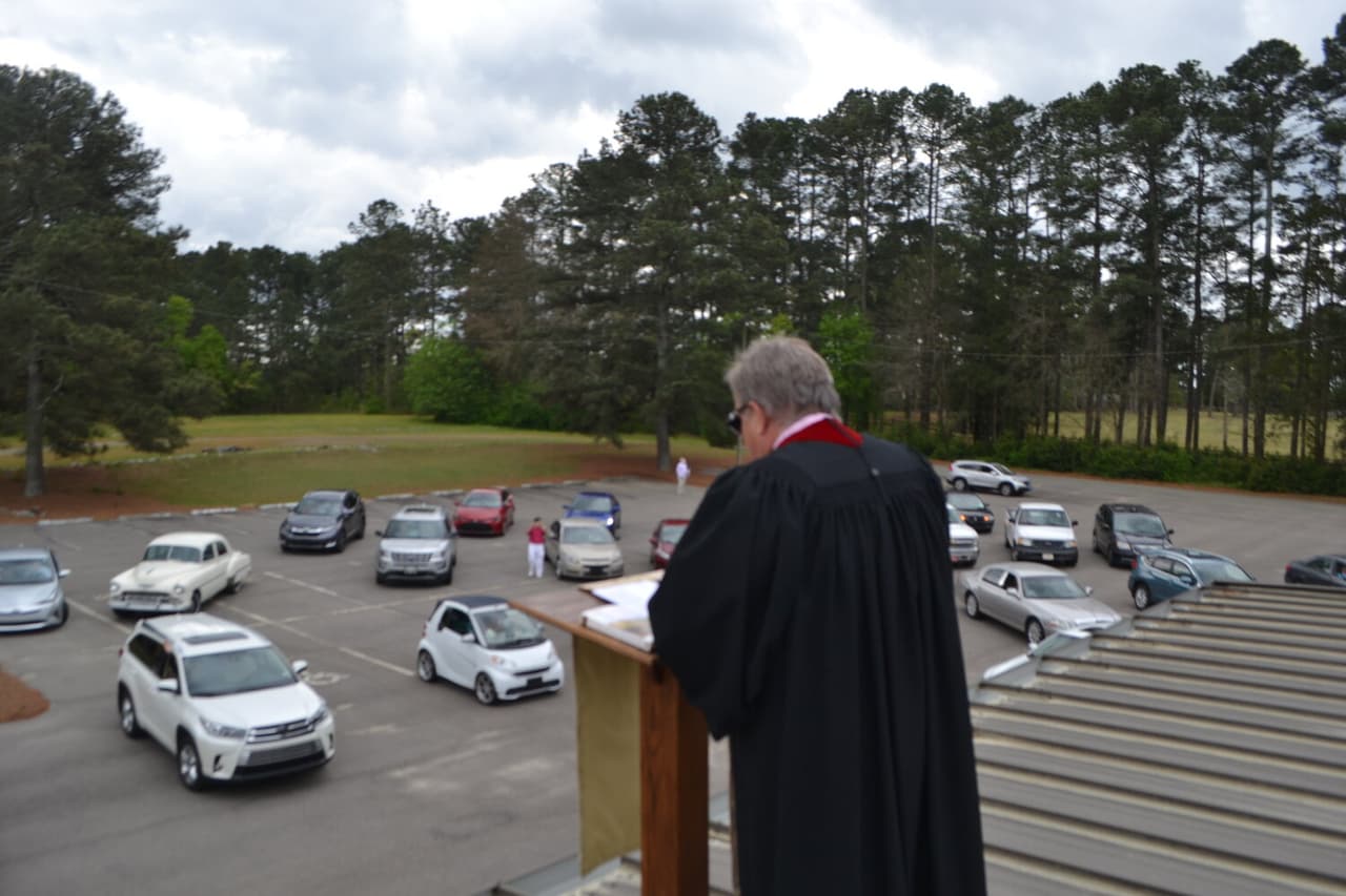 En medio de la pandemia de coronavirus, las iglesias han debido reinventarse. Mientras que algunas continúan realizando sus misas virtuales, otras organizan una creativa modalidad llamada “automisa”, donde los feligreses acuden al estacionamiento del templo y escuchan el servicio religioso desde sus vehículos.