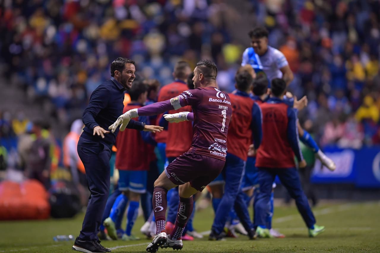 En un partido lleno de emociones, América fue de lo sublime con un gol en el minuto 1 a lo ridículo con dos expulsiones en 4 minutos, pero Puebla perdonó, no supo abrir el cerrojo y todo terminó en empate para repartir puntos en el inicio del torneo.