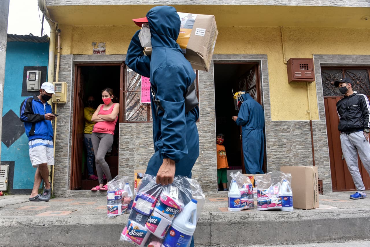 <a href="https://www.univision.com/musica/karol-g-cambiara-de-color-de-cabello-azul-fotos" target="_blank">La interprete de ’MAMIII’</a>, ha demostrado que cuenta con un lado más humano. En medio de la pandemia, cientos de familias en Medellín, Colombia, se vieron afectadas por los estragos que dejaba la Covid-19, por eso la paisa realizó una donación de mercados, medicamentos y ayudas financieras para más de 600 familias.