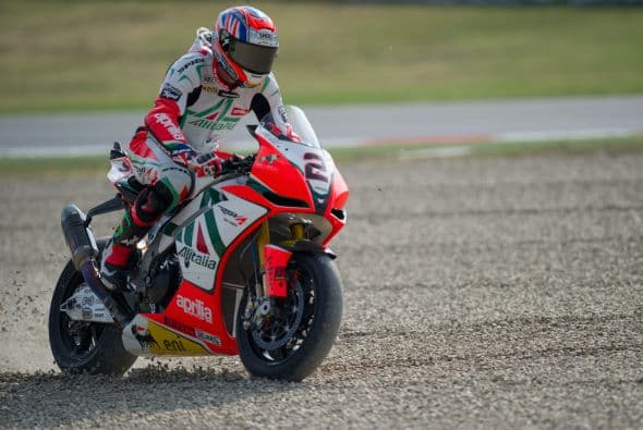 6. CONDUCIR MOTOCICLETAS - Según datos de la Asociación Americana de Motociclismo en 2009 fueron 4,462 personas las que perdieron la vida por un accidente mientras iban a bordo de una motocicleta, la mayoría de los decesos fue causado por que los conductores no usaban casto, iban en estado de embriaguez o a exceso de velocidad.