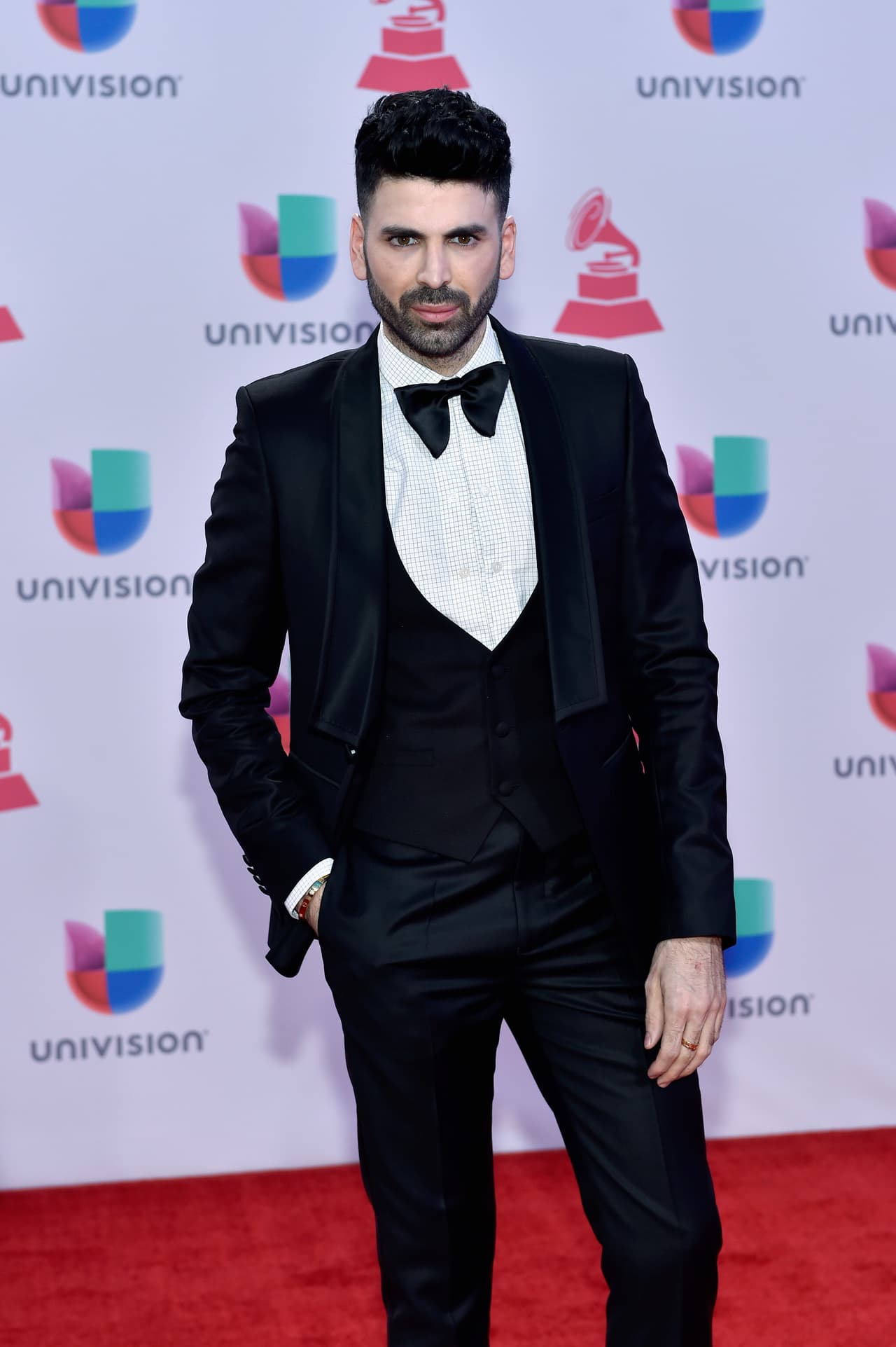 Con el toque de elegancia que lo caracteriza, Jomary Goyso usó este traje negro en 2015.