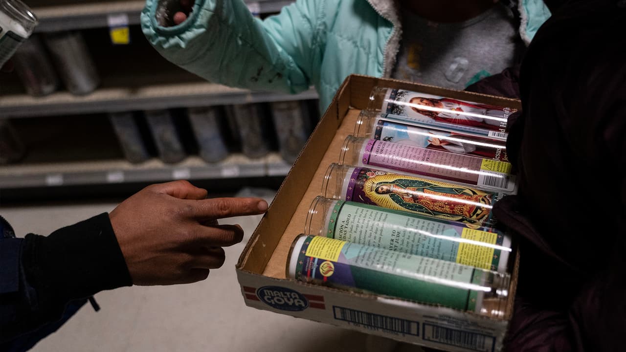 La falta del servicio eléctrico obliga a millones de afectados comprar veladores para tener algo de luz en la oscuridad de la noche.