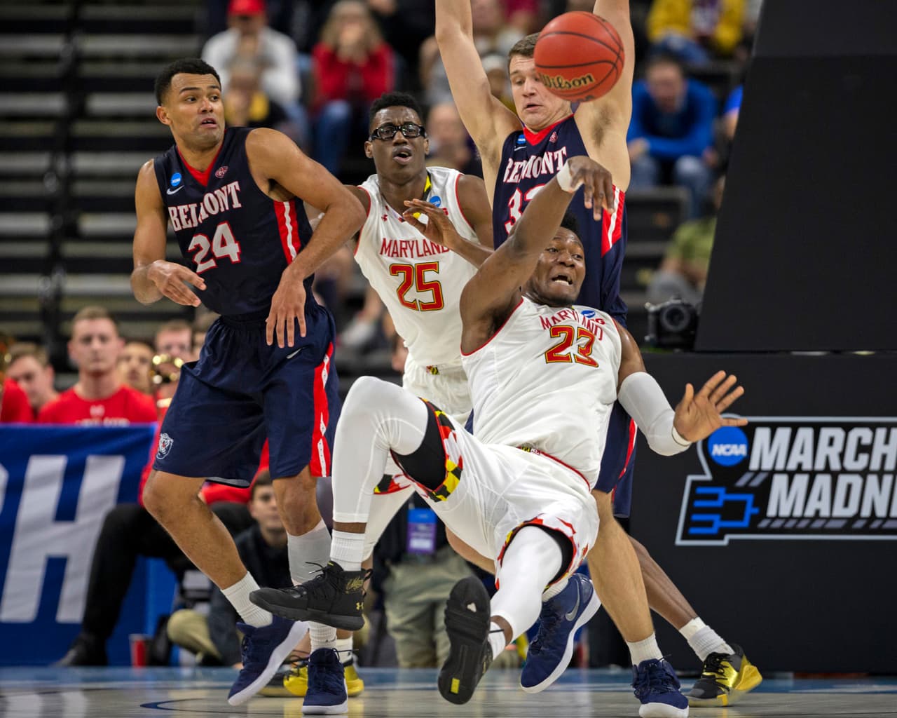 <b>Belmont (11) 77-79 Maryland (6)</b>. El nativo de Angola Bruno Fernando (23) registró un doble doble en la victoria de los Terrapins sobre los Bruins de Belmont en la primera ronda por la Región del Este, en un juego que la defensa de Maryland ganó al final con su tenacidad.