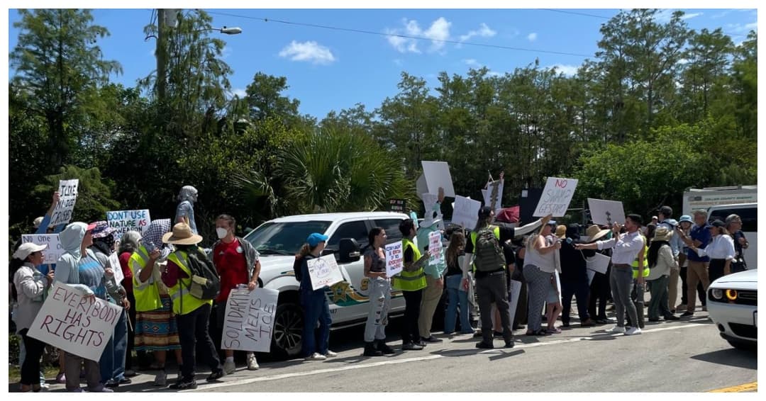 Cientos de manifestantes estuvieron en la visita del presidente Trump al centro de detención de inmigrantes en los Everglades.