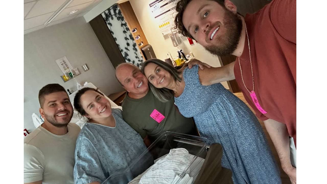 Chavi y Antonia celebrando la llegada de Natanael.