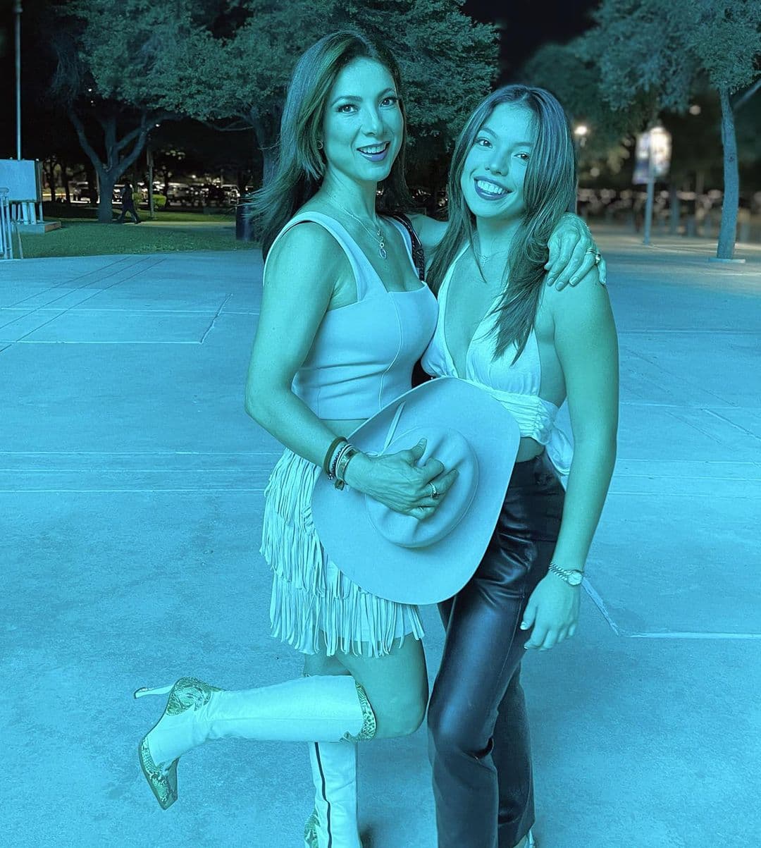 Priscila y Sara posaron juntas a las afueras del recinto vestidas para la ocasión. La exintegrante de Priscila y Sus Balas de Plata lució una minifalda de flecos que combinó con botas de tacón con detalles dorados; el sombrero no faltó en su 'outfit'. Su hija Sara, de 19 años, vistió un crop top y leggins de vinipiel.