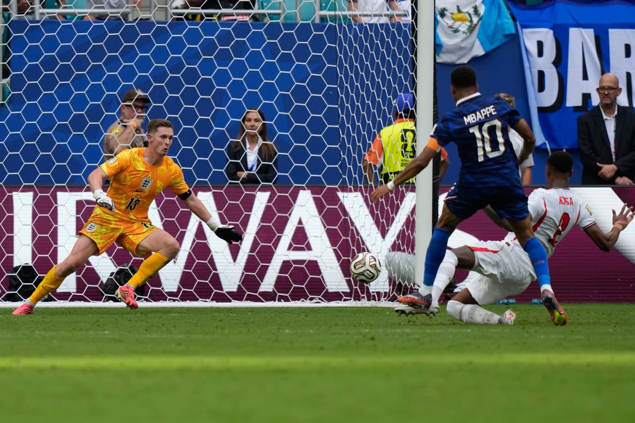 Kylian Mbappé (10) de Francia anota el tercer gol de su equipo durante el partido por el tercer puesto de la Copa Mundial entre Francia e Inglaterra en Miami Gardens, Florida, el sábado 18 de julio de 2026.