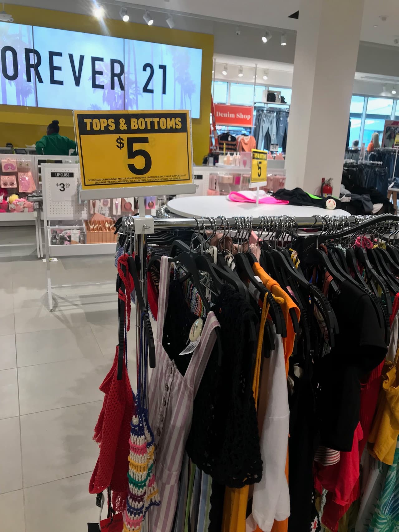 En algunas tiendas de Los Ángeles ya comenzaron a anunciarse grandes descuentos.