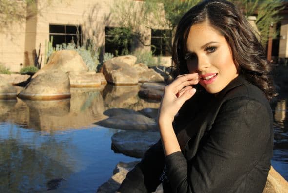 Nuestra representante Gloricely Loug ha llegado muy lejos en Nuestra Belleza Latina 2015. Pero la joven de 19 años podría ser descalificada este fin de semana, dejando sus sueños a medias. Aunque su futuro es incierto, de lo que no hay duda es que a esta arizonense le sobra belleza y talento, como lo muestran esta sesión de fotos en las instalaciones de Univisión Arizona.