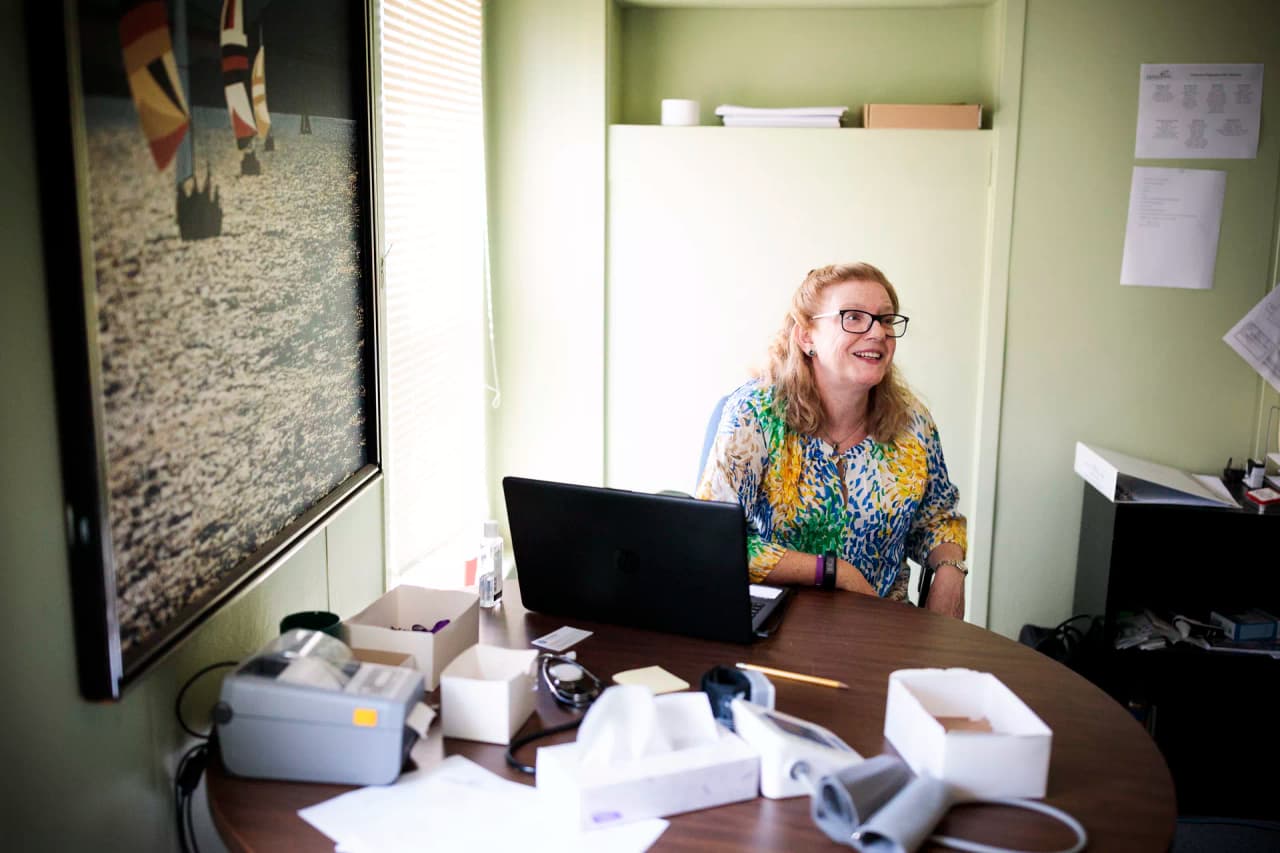 Kim Blake trabaja a tiempo parcial en un programa de intercambio de agujas en Burlington, Vermont.