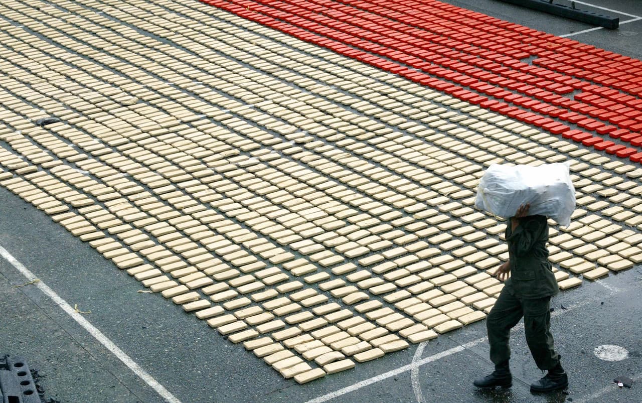 Un militar acomoda cocaína confiscada en un puerto de Colombia,