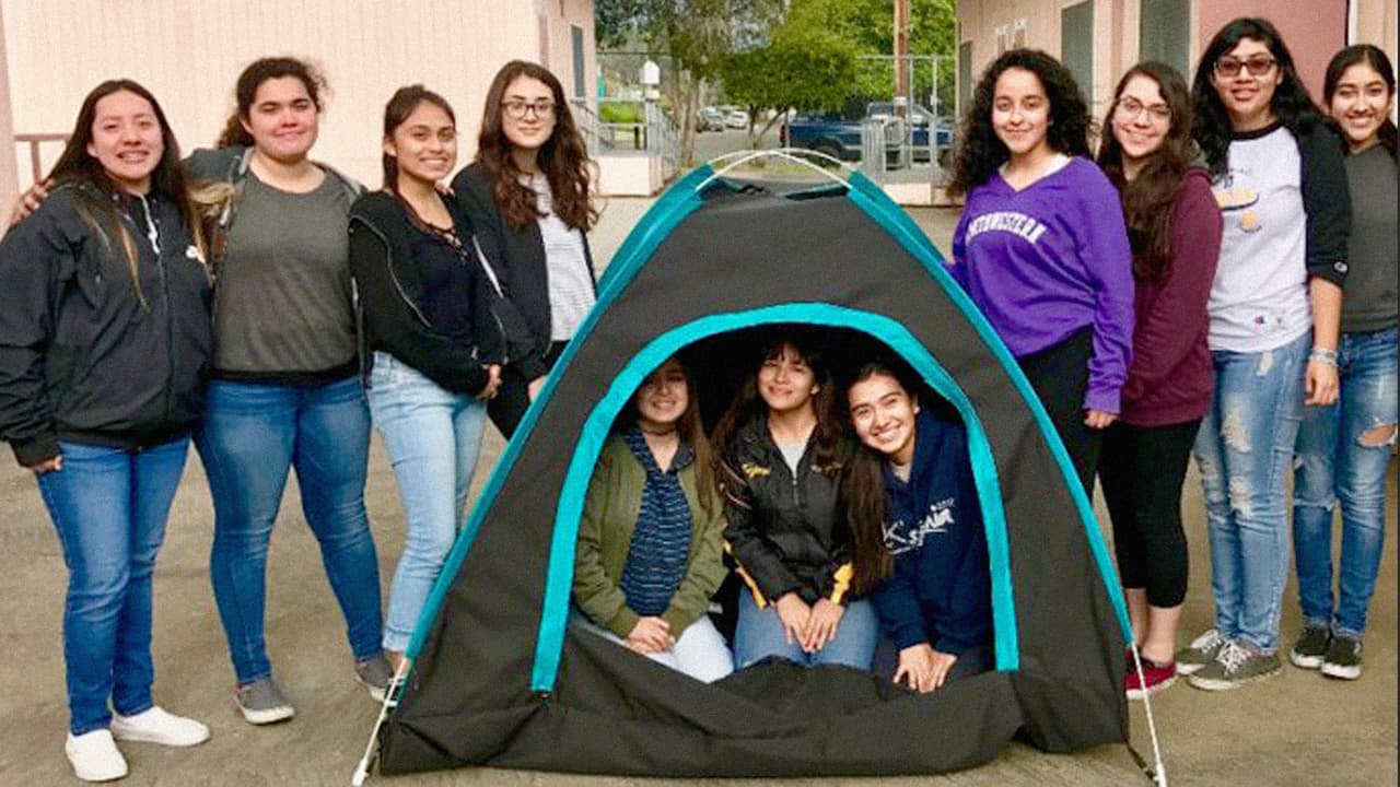 "Estás aprendiendo nuevas cosas que nunca has escuchado o sobre las que nunca has pensado al respecto",
<a href="http://mashable.com/2017/06/15/diy-girls-solar-powered-tent-homeless/#DCLUEpQhiSq6"><u>dijo</u></a> Chelly Chavez, quien aprendió a programar en C++ para poder hacer funcionar ciertos aspectos técnicos de la tienda de campaña.