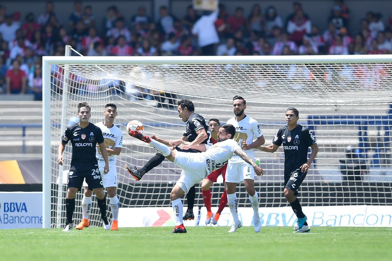 No obstante, y pese al buen juego de los Rayos, los Pumas respondieron de inmediato, gracias a un disparo de volea de Alan Mendoza, quien a los 24 minutos empató el partido 1-1 para la causa local.