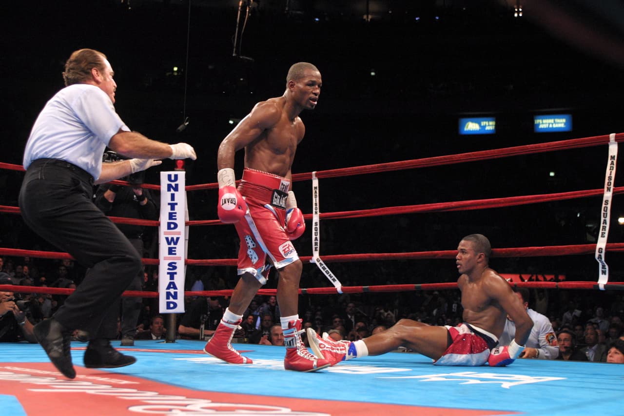 <b>Bernard Hopkins vs Félix Trinidad</b>. El 29 de septiembre de 2001 se dio la pelea de unificación de peso medio, que se pospuso dos semanas tras los ataques terroristas del 11 de septiembre en Nueva York.