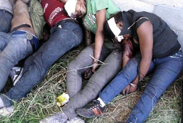 Los cuerpos fueron encontrados después de que un sobreviviente, de nacionalidad ecuatoriana, informó a los marinos de un secuestro a manos de Los Zetas, un grupo delictivo formado por ex militares de elite.