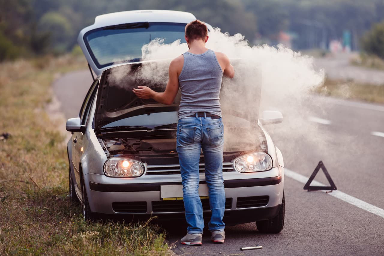 <b>Sobrecalentamiento del motor</b>
<br>En verano aumentan los casos de autos con esta falla. 
<b><a href="https://www.univision.com/noticias/consejos-autos/que-hacer-cuando-se-sobrecalienta-el-motor-de-tu-carro-fotos" target="_blank">Las formas para remediar el sobrecalentamiento del motor </a></b>varían según la gravedad de la situación. Cuando tu auto emite la primera alerta lo más práctico es comenzar a bajar la velocidad, apagar el aire acondicionado, bajar las ventanillas y poner la calefacción al máximo para ayudar a liberar el calor del motor. Si esto no funciona, hay que acudir a la brevedad a un taller de servicio o solicitar una grúa para que lo lleve.