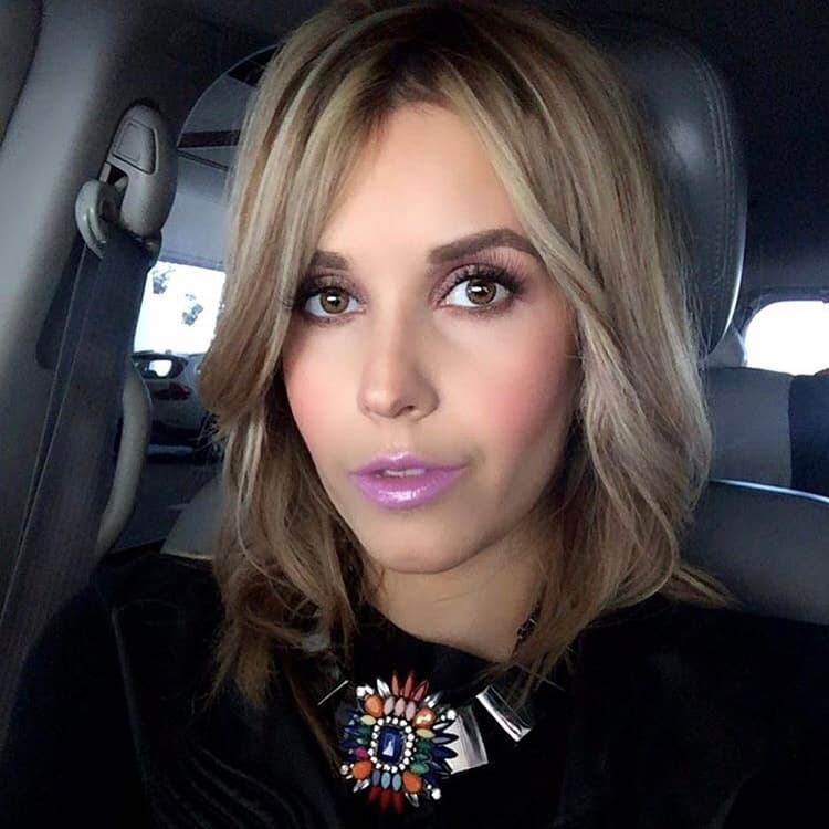 Con una camisa negra, un accesorio colorido es más notorio.