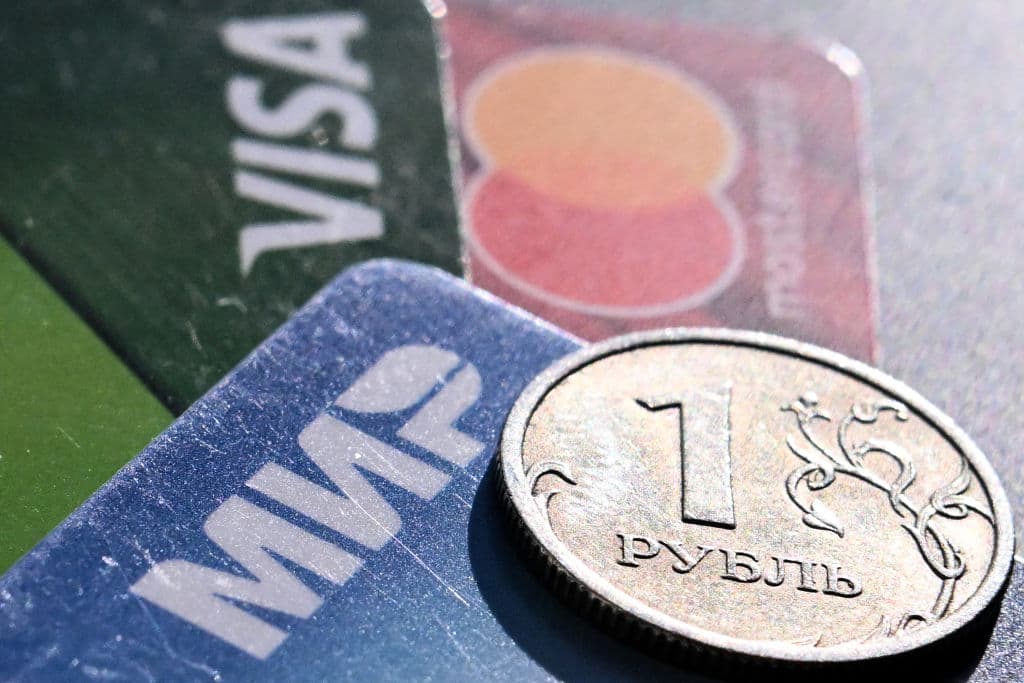 “Nos vemos obligados a actuar tras la invasión no provocada de Rusia a Ucrania y
<b>los eventos inaceptables de los que hemos sido testigos</b>”, dijo en un comunicado Al Kelly, director ejecutivo de Visa al dar a conocer que la compañía suspendería sus operaciones en Rusia. Mastercard también se unió a la medida el 6 de marzo pasado.