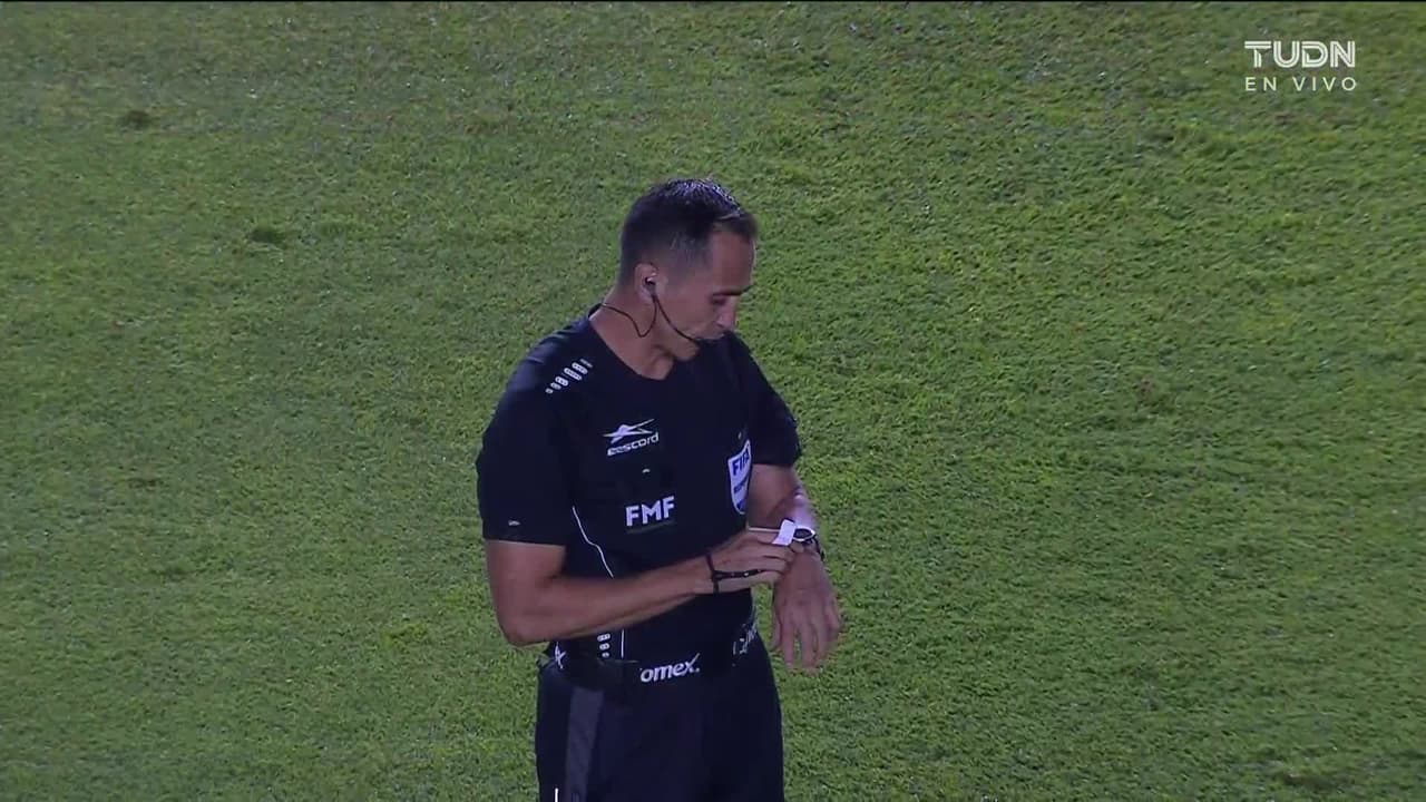 Arranca el partido y la pelota está en juego.