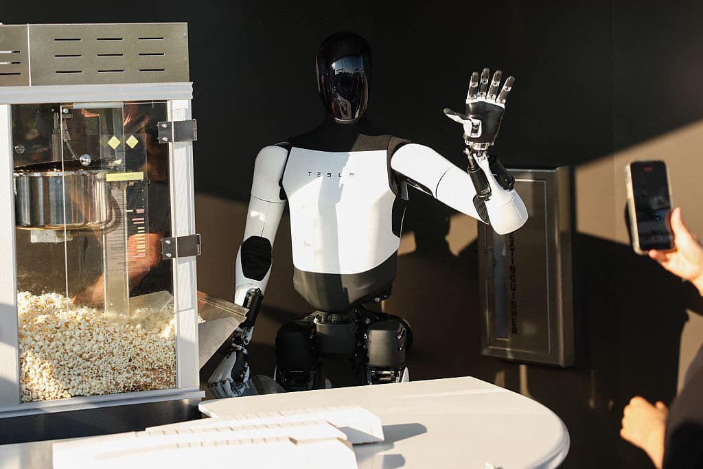 A quienes deciden comer desde el Drive Inn, los recibe un robot Tesla Optimus, que el lunes 21 de julio, durante la inauguración del restaurante, sirvió palomitas de maíz.