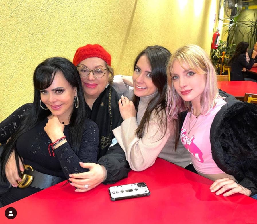 Pero al no tener dinero para comprarse un vestido de cóctel, que era requisito, Vilma Chacón vendió uno de sus anillos.
<br>