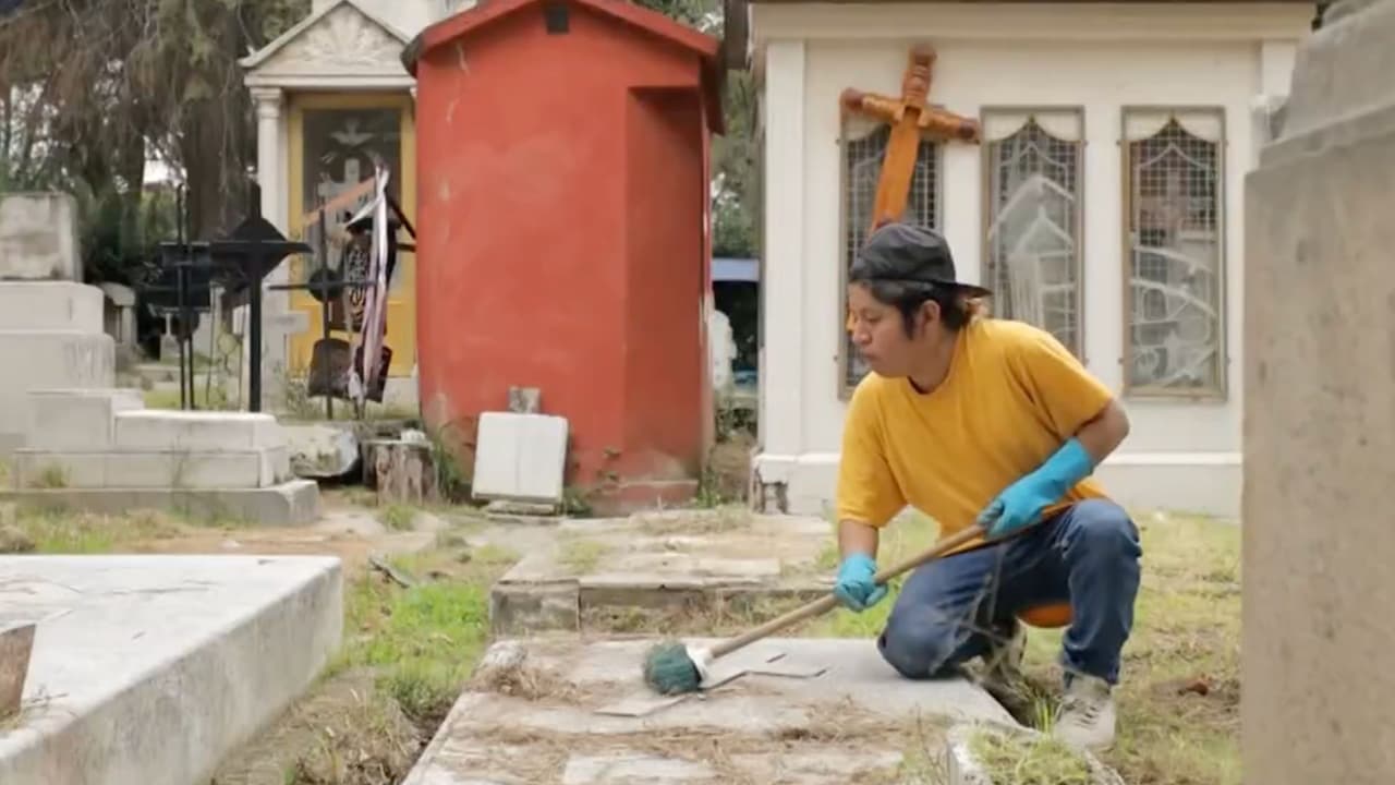 Joven hispano limpia tumbas olvidadas para honrar a su abuela: “Veo seguido trabajos de brujería”