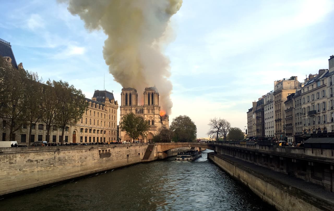 Una vista de la catedral sobre la pequeña isla de Cité, tomada desde el río Sena.