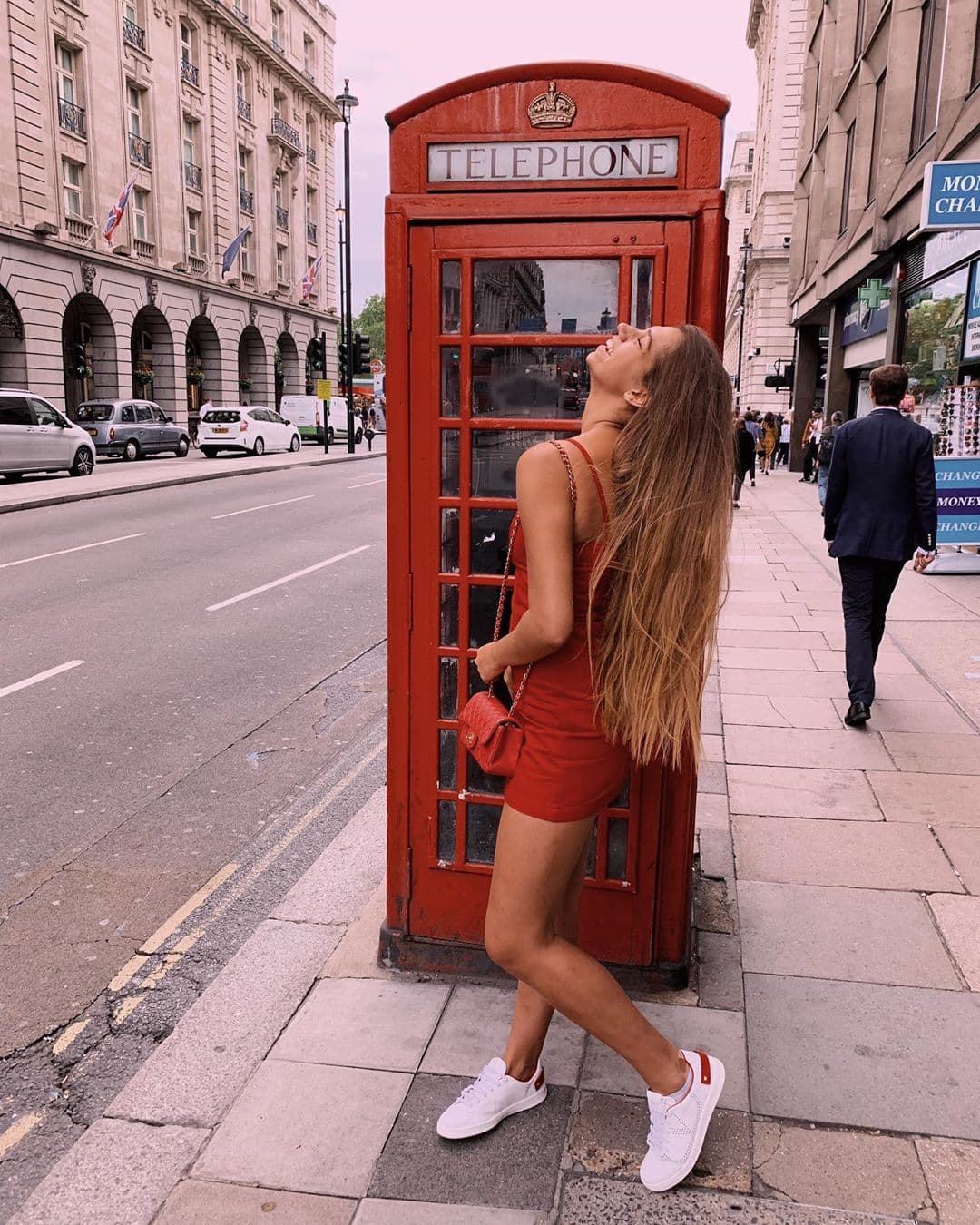 La hija de La Flaca siguió sus pasos y se divirtió posando en los teléfonos que son un ícono londinense.