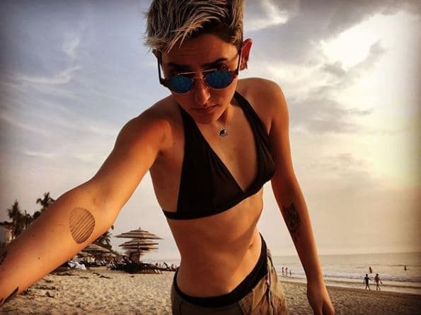 Maca presumió su nuevo tatuaje con el cual pretendía aparentar ser "una puesta de sol", según comentó en Instagram.