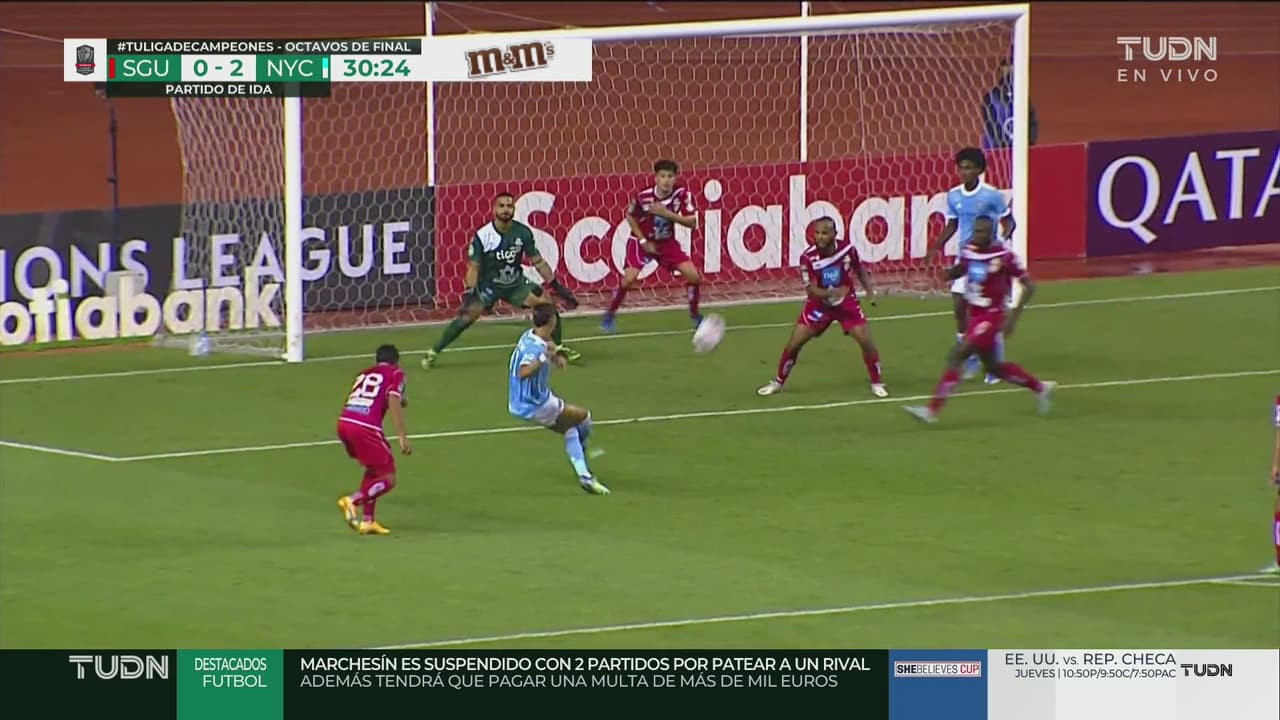 ¡Se busca defensa nueva! Carambola, nadie corta y Castellanos pone el 0-2