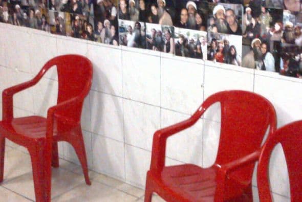 Ahora muchas de esas fotografías son expuestas en el lugar como un recuerdo.