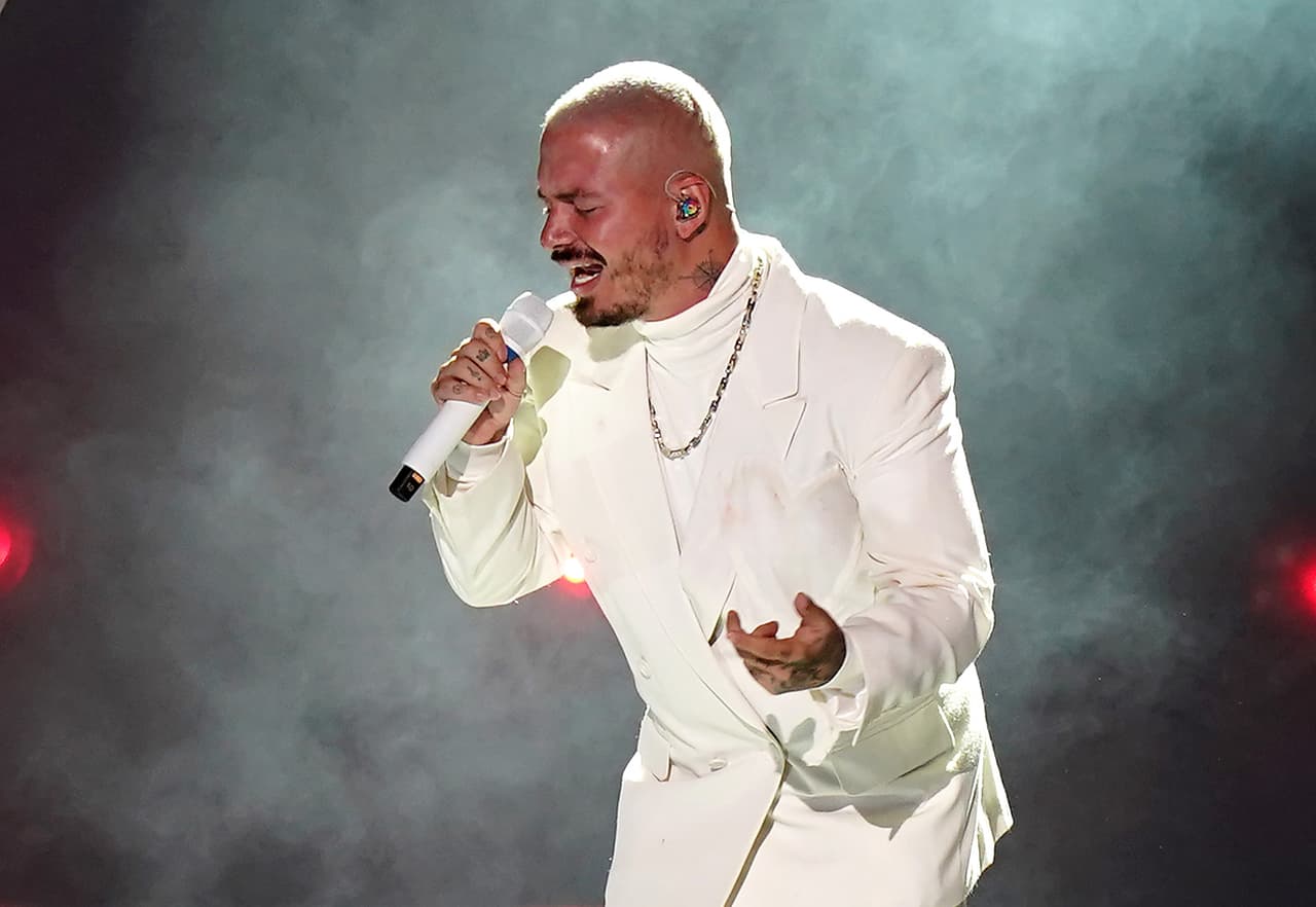 Con un 'performance' que abrió con imágenes de la situación sanitaria que ha azotado al mundo, el cantante dijo: "Es el momento de que nuestros corazones que están sangrando vuelvan a tener sentido". 
<br>