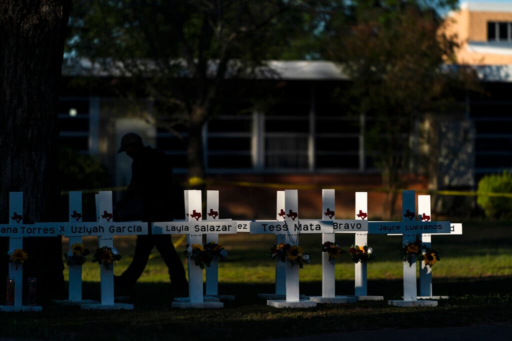 En las cruces se pueden leer los nombres de las 21 víctimas del tiroteo del martes en la Escuela Primaria Robb en Uvalde, Texas.